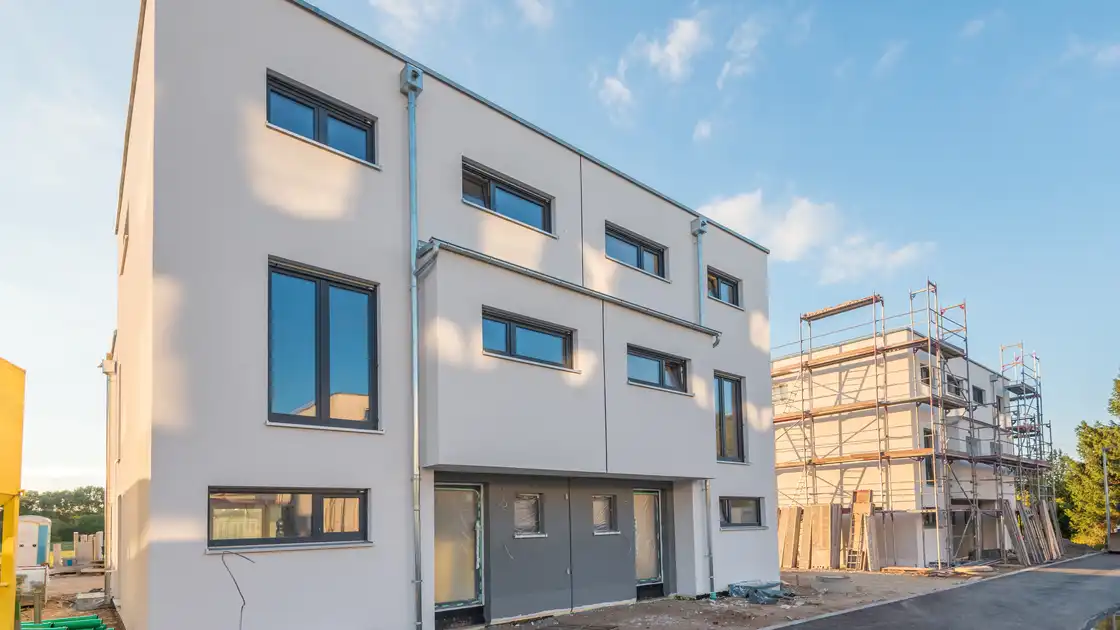 Ein freistehender Neubau mit mehreren Wohneinheiten