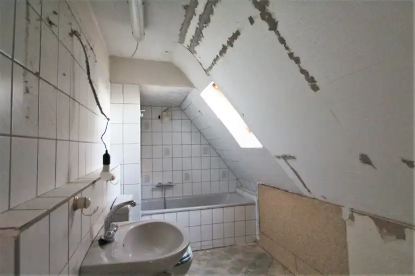 Wannenbadezimmer (OG)